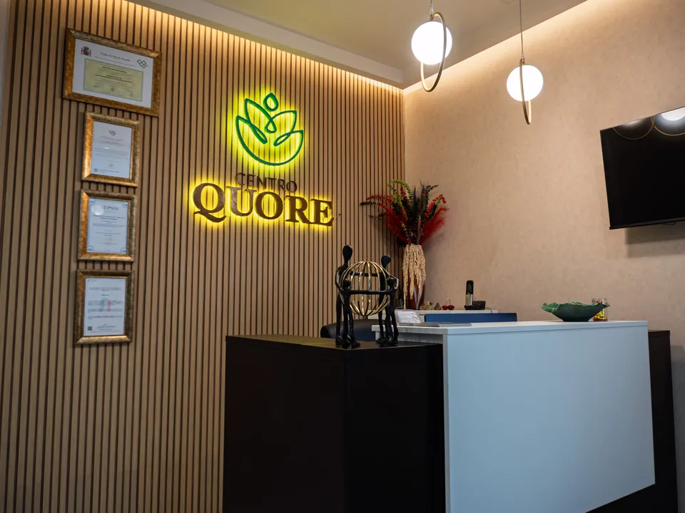 Recepción de Centro Quore, con el logotipo retroiluminado